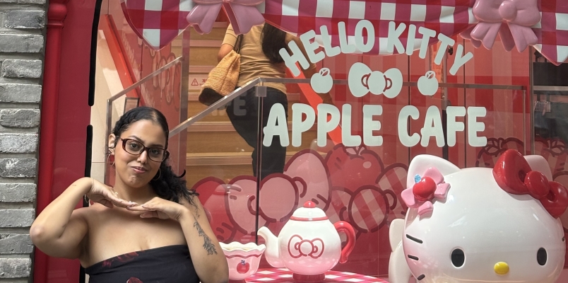 Jocelyn at a Hello Kitty Cafe