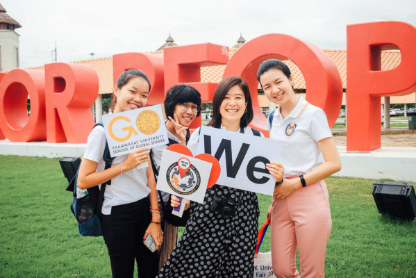 Amanda with students and staff in front of Thammasat University